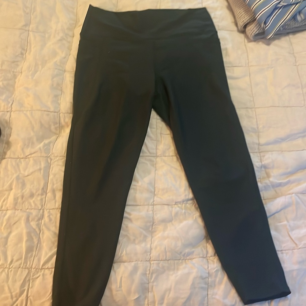 5/8 workout pants in dark forest green